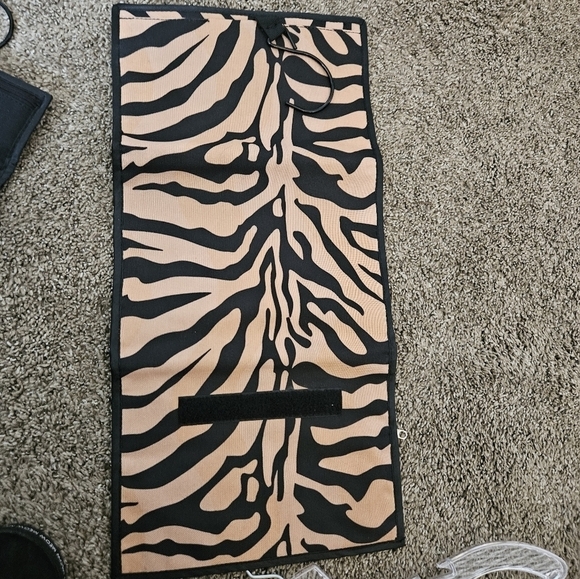 For your eye's only 5 piece makeup and toiletry bag set. Tiger stripe. - Picture 4 of 10